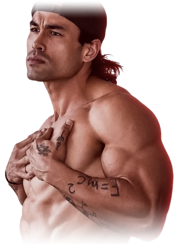 Miguel Esquitín, sin remera y con gorra, con las manos sobre el pecho y el tatuaje E=mc² en el antebrazo.